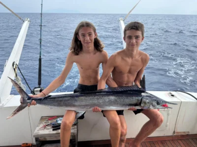 Andrea Sarti (à gauche) avec son ami César Carrier-Hochet tenant le poisson spearfish © Stéphan Sarti