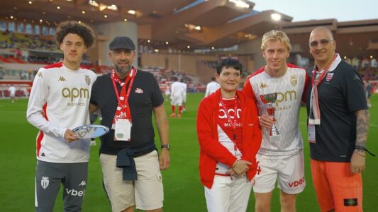 Sandra Petit, au centre sur la photo, remet les trophées décernés par le Club des Supporters à Maghnes Akliouche et Mika Biereth © AS Monaco