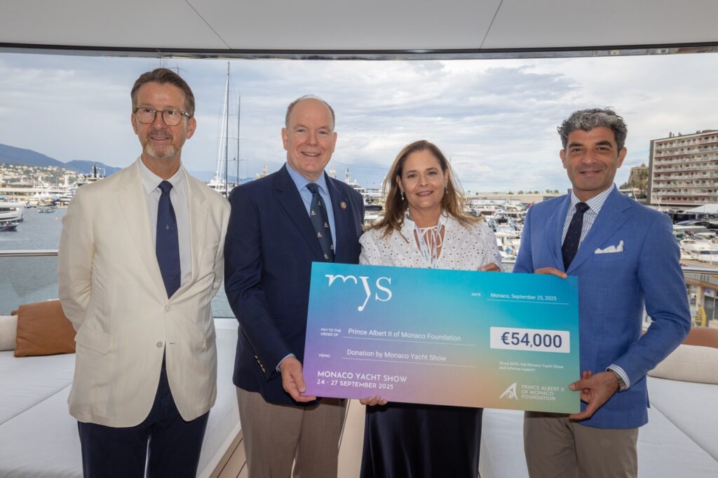Gaëlle Tallarida, la présidente du Yacht Show, a remis un chèque de 54 000 euros à destination de la Fondation Prince Albert II de Monaco © Frédéric Nebinger / Palais Princier 