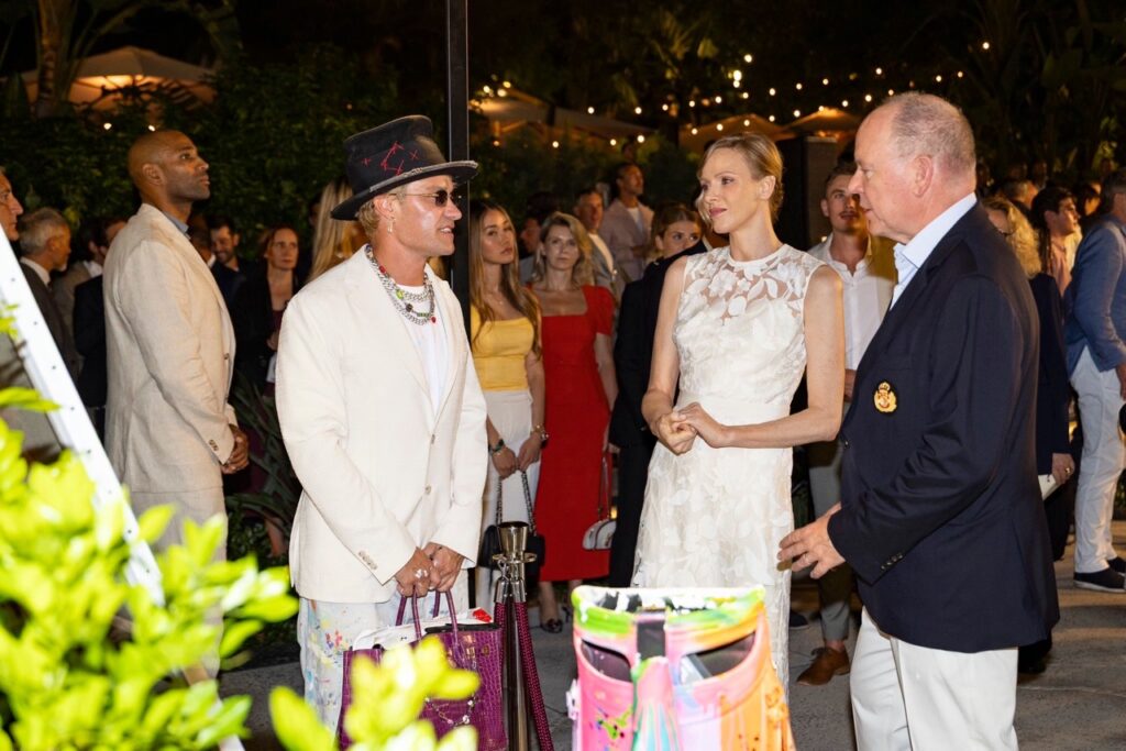 L'artiste Alec Monopoly a fait signer un sac de golf personnalisé par ses soins © Manuel Vitali - Direction de la Communication