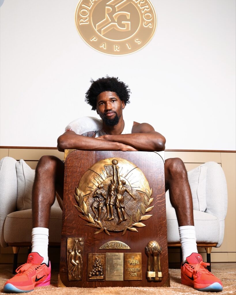 Kevarrius Hayes, posing with the trophy at Roland Garros © AS Monaco Basket