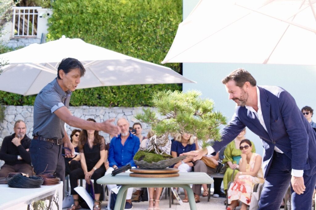 Le directeur du Nouveau Musée National de Monaco Björn Dahlström choisit l'orientation pour la taille © Benjamin Godart - Monaco Tribune