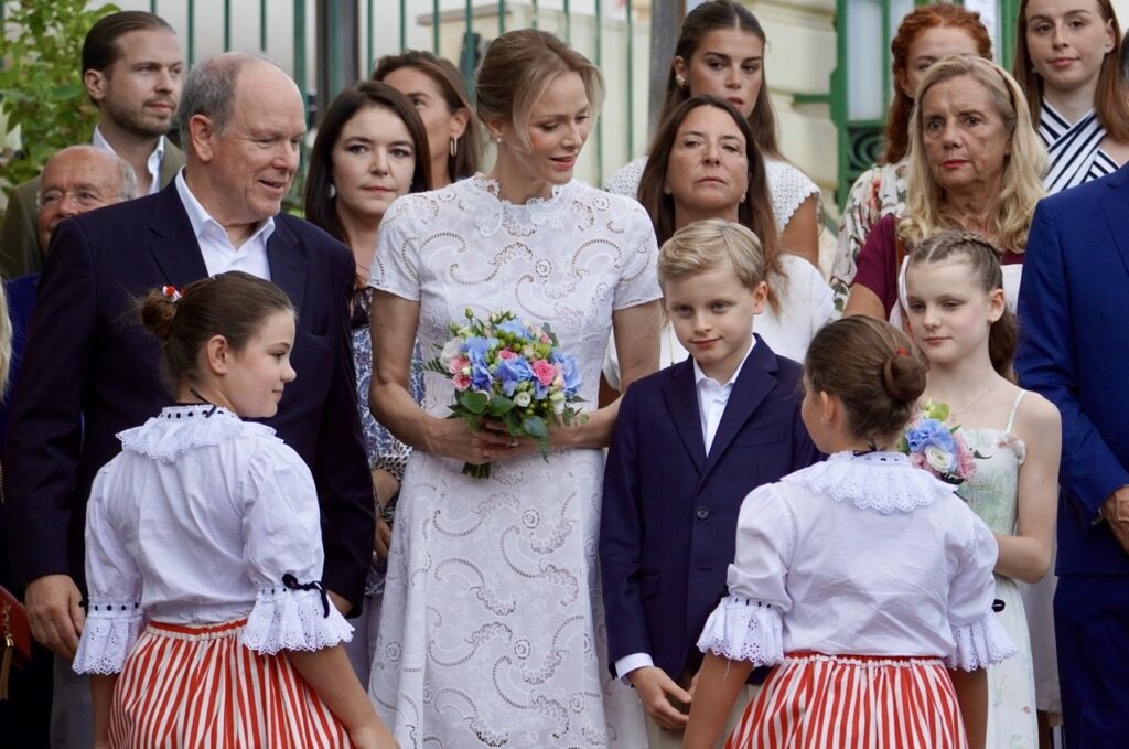Le Prince Albert II, la Princesse Charlène et leurs enfants, Jacques et Gabriella, ont assisté à une danse folklorique monégasque © Benjamin Godart - Monaco Tribune