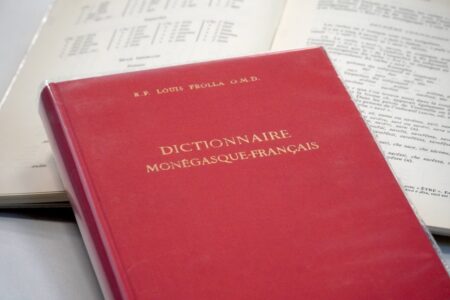 There are two types of dictionaries, one from Monégasque to French, the other from French to Monégasque © Benjamin Godart – Monaco Tribune