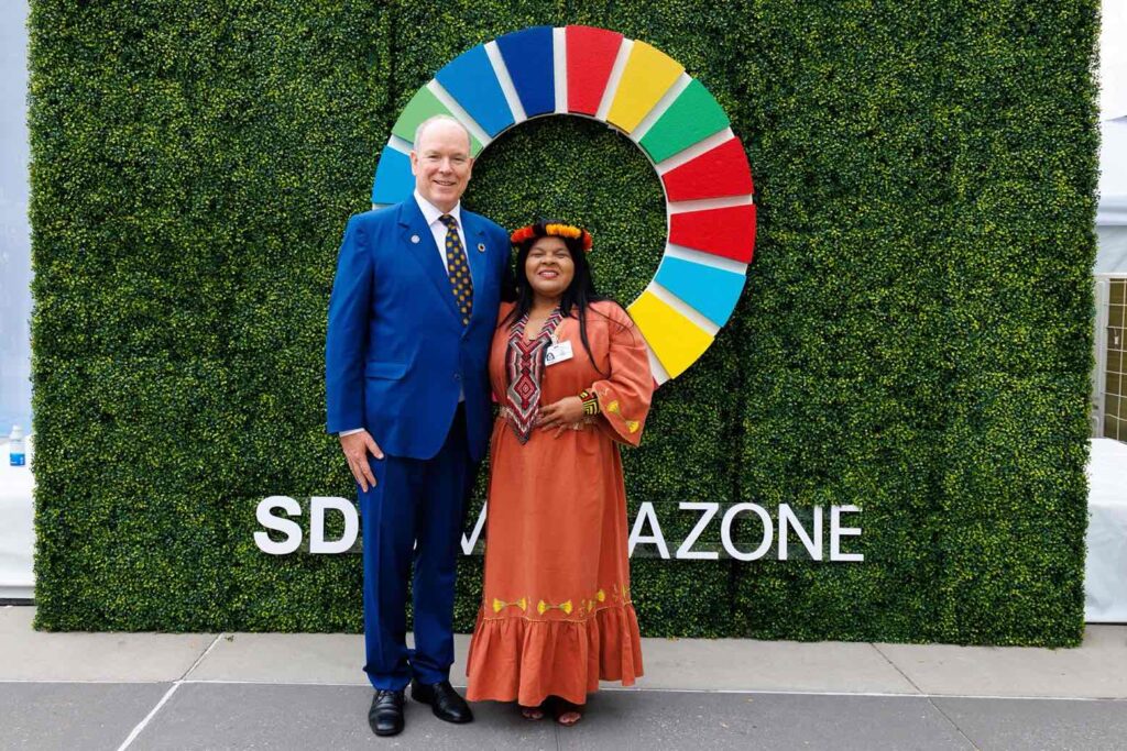 Le prince albert II avec Ministre des Peuples autochtones du Brésil