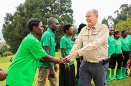 Le Prince Albert II– Visite avec l’Observatoire Français d'Apidologie.jpg
