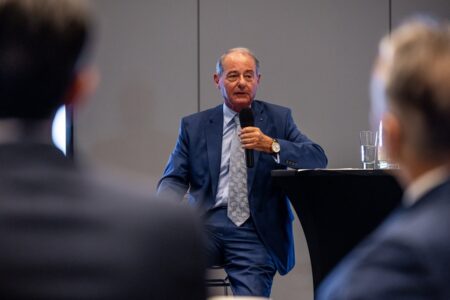Le Conseiller-Ministre des Finances et de l'Économie, Pierre-André Chiappori, était l'invité de la matinée lors d'une conférence de la JCEM © JCI