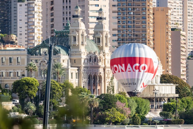 The Club des Aéronautes de Monaco hot-air balloon was visible on Wednesday morning from the Terrasses du Soleil, overlooking the Yacht Show © Ed Wright