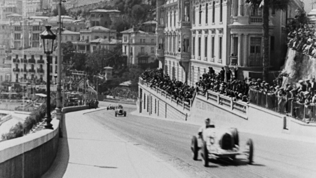 Image d'archive d'une course automobile dans les rues monégasques © Gaumont Pathé Archives / Yami 2