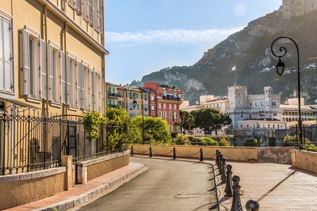 Monaco concentre dans un territoire de deux kilomètres carrés une grande diversité architecturale, des maisons colorés aux grandes tours, en passant par la silhouette médiévale du Palais Princier © Jessica Vanné / Place du Palais