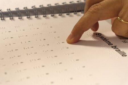 Le braille est composé d'un alphabet à six points inventé en 1809 par Louis Braille © Benjamin Godart - Monaco Tribune