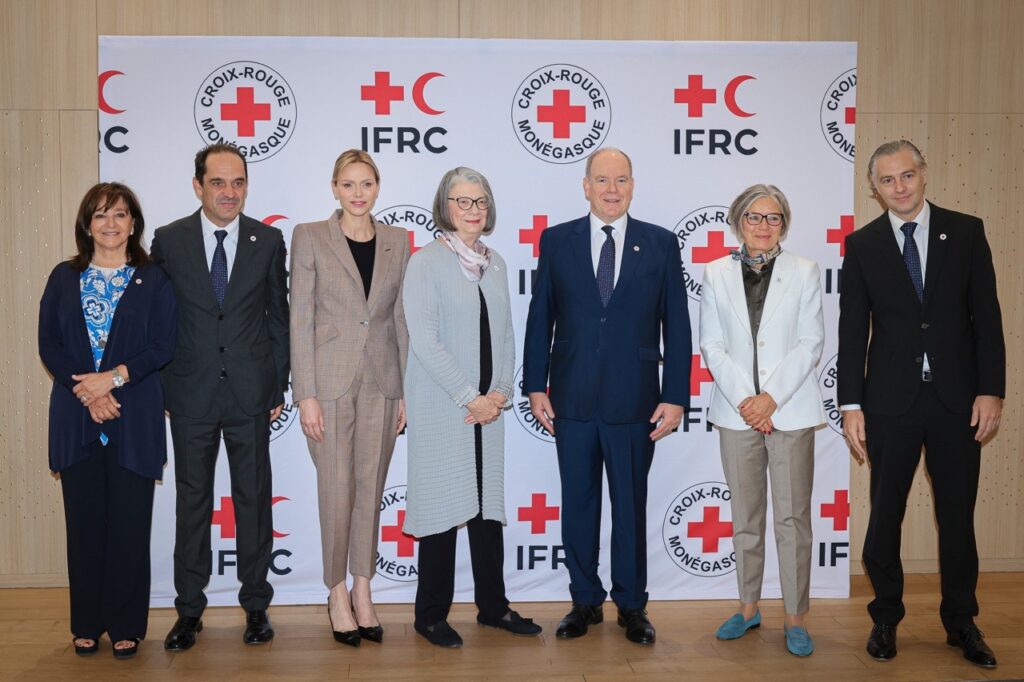 Kate Forbes, présidente de la Fédération internationale des Sociétés de la Croix-Rouge et du Croissant-Rouge et Brigitte Bischoff Ebbesen, directrice régionale pour l’Europe, ont pris la pose avec le Couple Princier, présidents de la Croix-Rouge monégasque © Direction de la Communication - Stéphane Danna