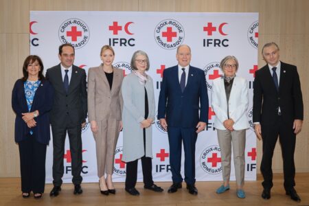 Kate Forbes, présidente de la Fédération internationale des Sociétés de la Croix-Rouge et du Croissant-Rouge et Brigitte Bischoff Ebbesen, directrice régionale pour l’Europe, ont pris la pose avec le Couple Princier, présidents de la Croix-Rouge monégasque © Direction de la Communication - Stéphane Danna