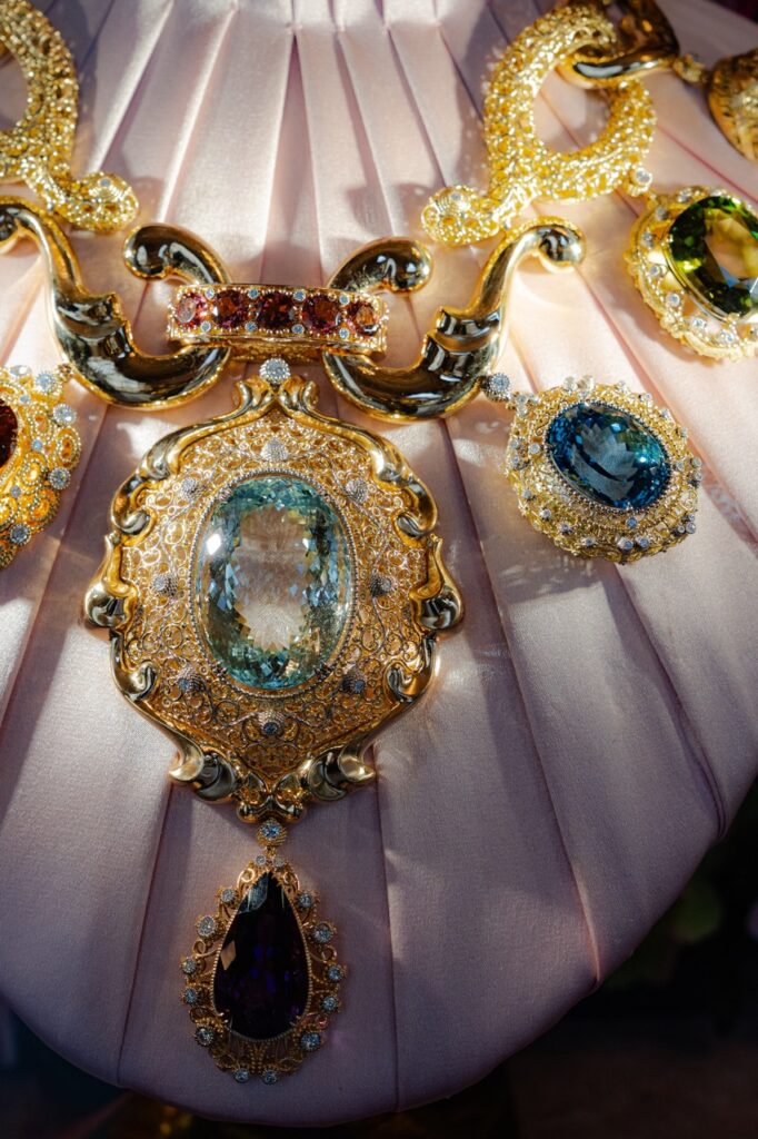 Les pièces étaient exposées à l'exposition du café de la Rotonde © Grand Prix de la Haute Joaillerie