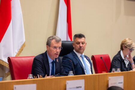 Le Ministre d'État, Christophe Mirmand, dans l'hémicycle en présence des membres du Conseil National ©