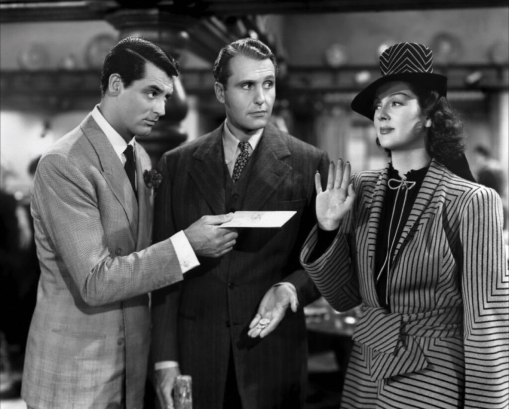 De gauche à droite : Cary Grant, Ralph Bellamy et Rosalind Russell dans le film "La Dame du vendredi" © Columbia. Coll. IAM