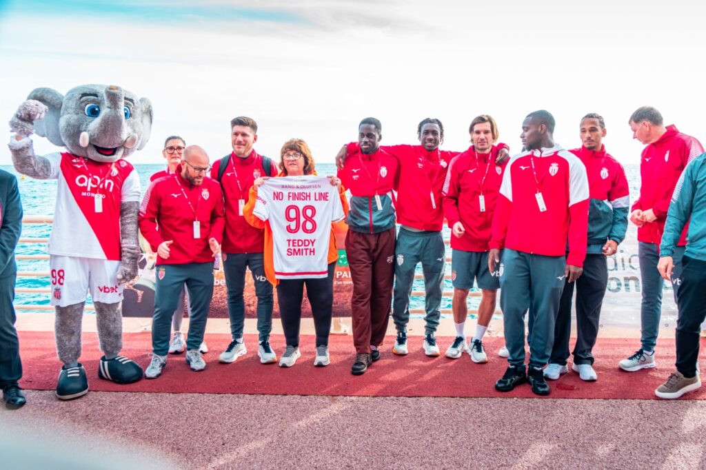 L'AS Monaco entourant Ariane Favaloro, présidente de Children and Future © AS Monaco