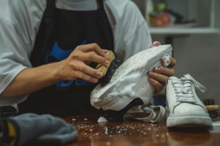 L'entretien régulier de vos baskets permet de prolonger leur durée de vie © Huy Le - Unsplash