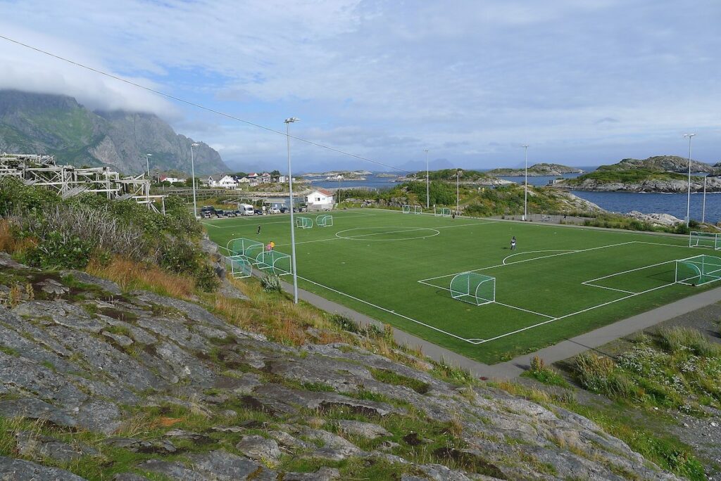 Campo_da_calcio_di_Henningsvaer