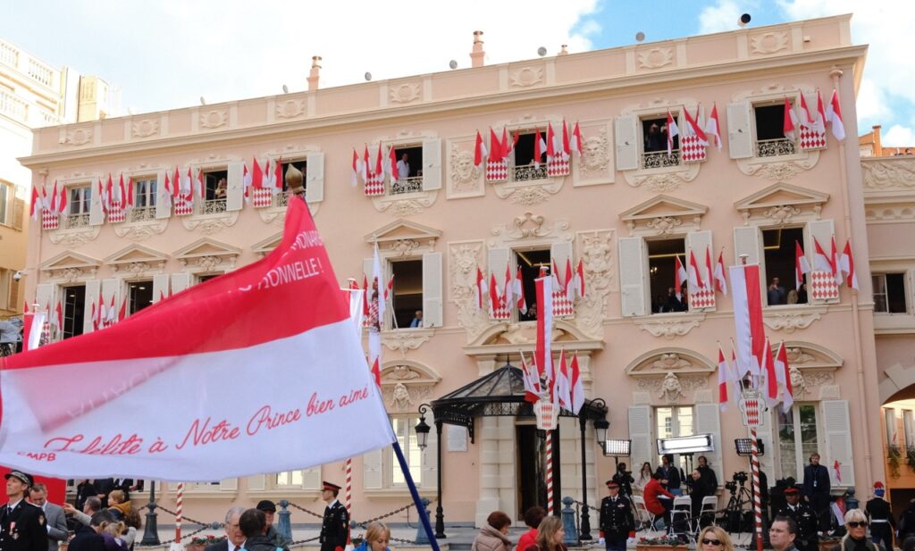 drapeau-fete-nationale-place-palais - Grande