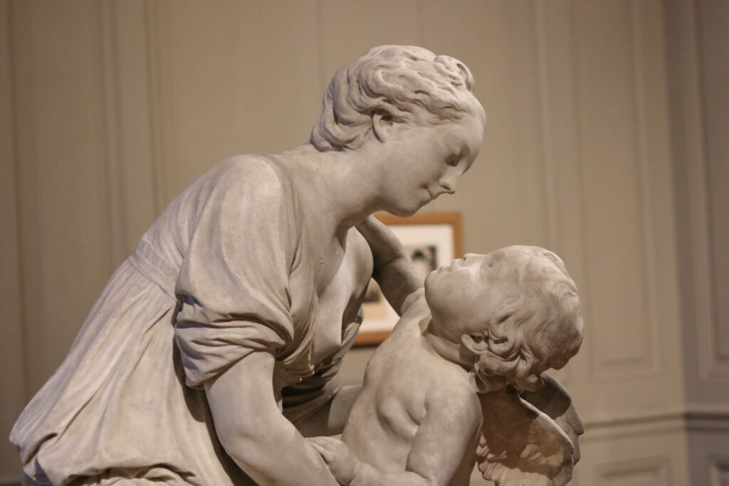 Sculpture de Jean-Baptiste Pigalle, L’Amour embrassant l’Amitié © Chateau de Chantilly