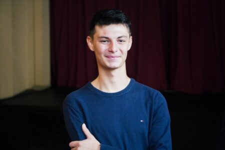 Nathan Messiano a lancé à Beaulieu-sur-Mer son projet de la Mini Transat à l'occasion d'une prochaine vente aux enchères © Benjamin Godart - Monaco Tribune