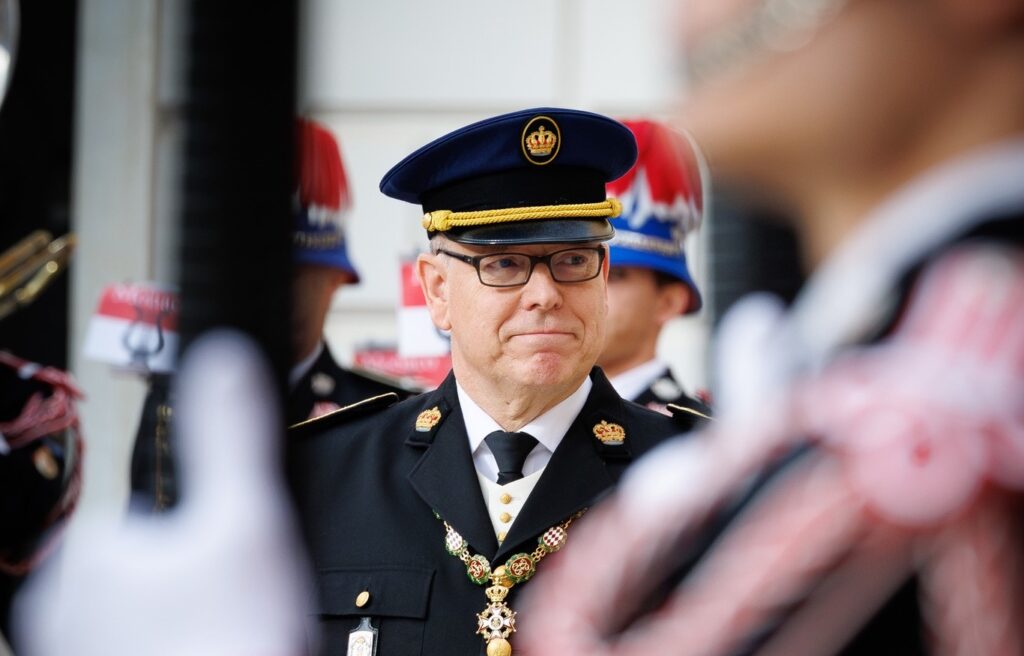 Le Prince Albert II portant ses insignes officiels lors de la prise d'armes dans la cour du Palais Princier © Michaël Alesi / Frédéric Nebinger / Palais princier