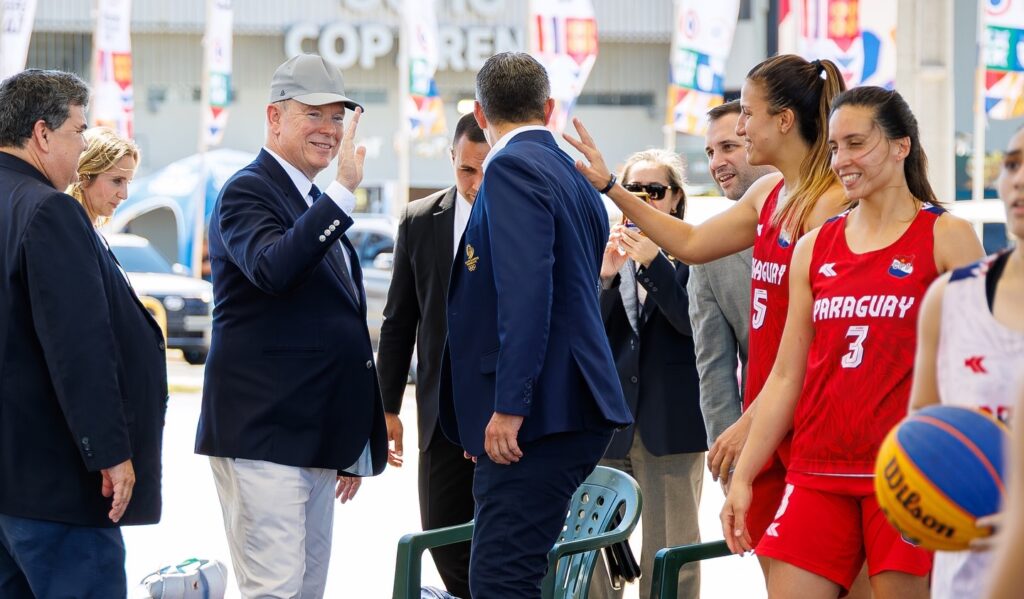 Le Prince a rencontré plusieurs athlètes locaux © Michaël Alesi / Palais princier
