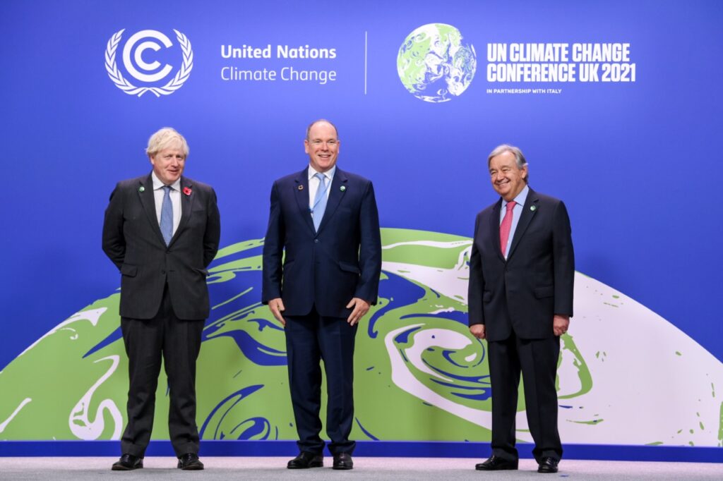 Le Prince Albert II de Monaco à la COP26 en 2021 de Glasgow avec Boris Johnson et António Guterres © Karwai Tang/ UK Government