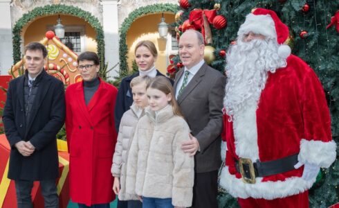 La Famille Princière a ouvert les portes du Palais pour accueillir le Père Noël et les enfants venus découvrir leurs cadeaux © Frédéric Nebinger / Michaël Alesi / Palais princier