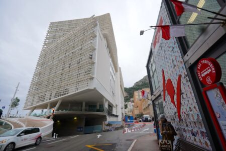 Le nouveau bâtiment du CHPG se dresse face à la mer habillé de plusieurs brise-soleils à la forme ondulatoire © Benjamin Godart - Monaco Tribune