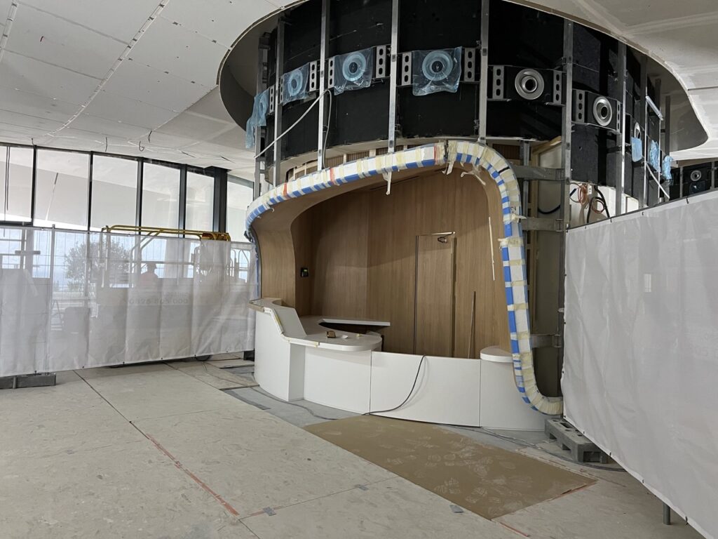 Le hall principal dispose d'une grande hauteur sous plafond. Le chantier entame sa phase de finitions © Benjamin Godart - Monaco Tribune