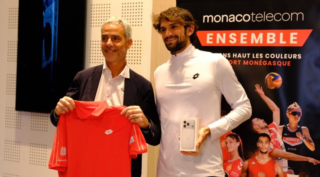 Valentin Vacherot a offert à Martin Péronnet son maillot de Coupe Davis avec le logo Monaco Telecom sur la manche © Monaco Tribune


