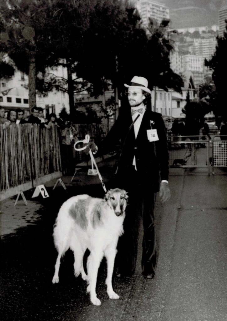 Un exposant avec son Barzoï sur le Quai Albert Ier © Société canine de Monaco