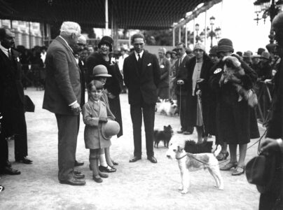En compagnie du Prince Pierre, la Princesse Charlotte, a inauguré avec ses enfants la Princesse Antoinette et le Prince Rainier, la 1ère Exposition Canine sur le site du Tir aux Pigeons en 1927 © Archives de la Société des Bains de Mer de Monte-Carlo