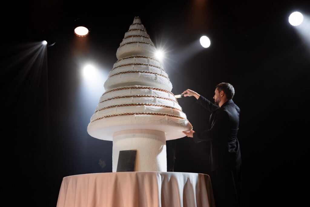 Cédric Grolet et son dessert XXL © MCSBM