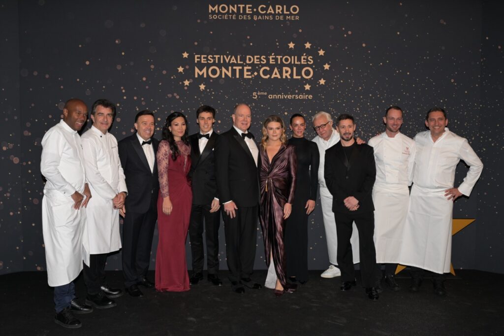 Le Prince Albert II entouré de membres de la Famille Princière et des chefs lors du gala de clôture du Festival des Étoilés © Monte-Carlo Société des Bains de Mer