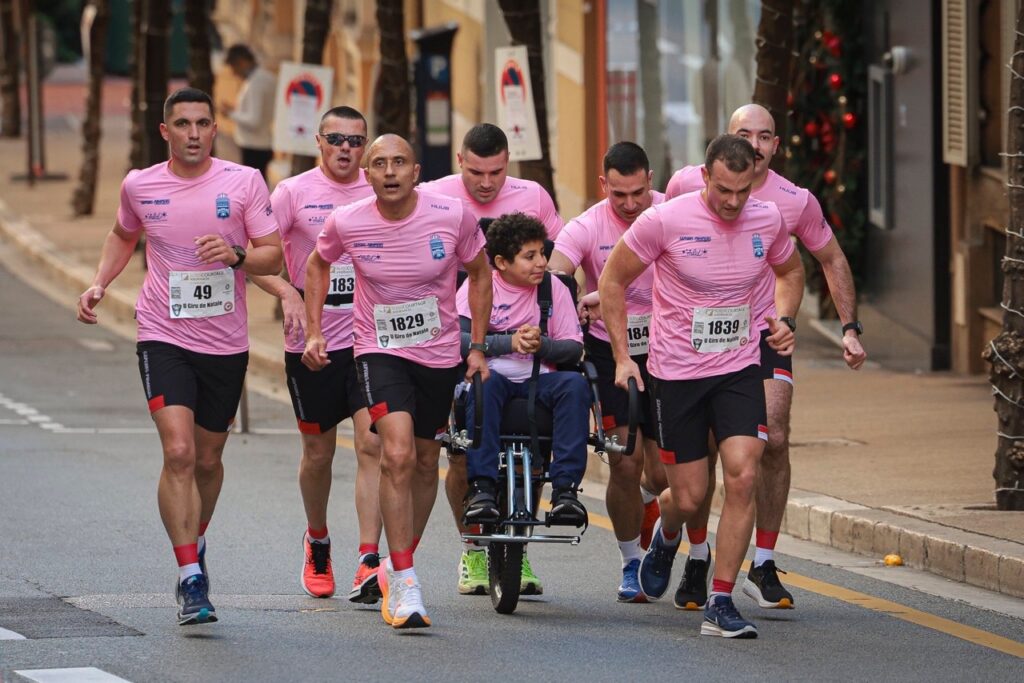 Samy Dridi, greffé de la moëlle osseuse a pris part à la course entouré des sapeurs-pompiers de Monaco © Stéphane Danna -Direction de la Communication 