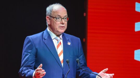 Dans l'écrin du Monte-Carlo Sporting Club, le Prince Albert II a découvert le tracé de la Vuelta 2026 © Direction de la Communication - Stéphane Danna