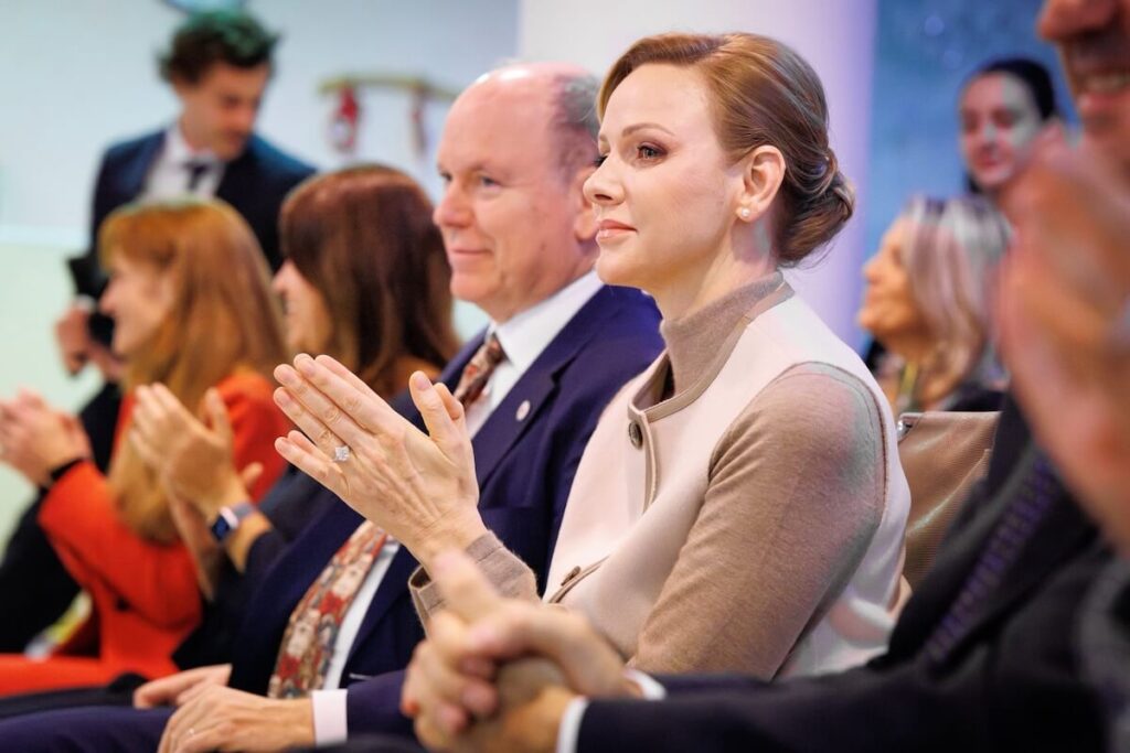 Le Prince Albert II et la Princesse Charlène répandent la magie de Noël auprès des bénéficiaires de la Croix-Rouge