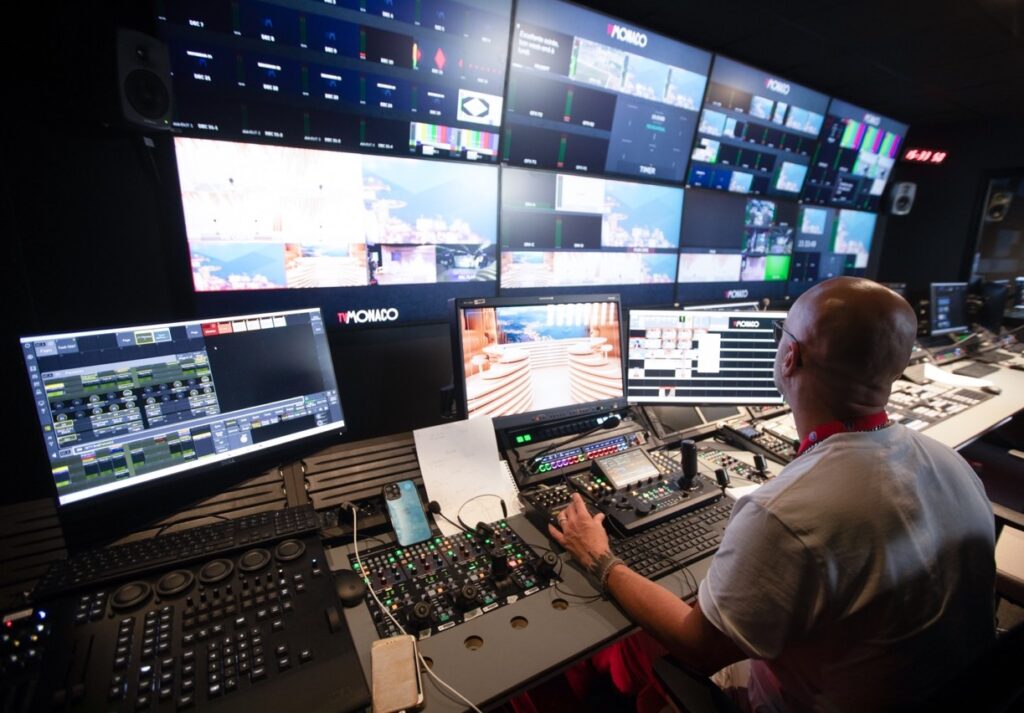 Ils sont une dizaine de journalistes à préparer ce rendez-vous quotidien. En régie, les équipes s'affairent. © TVMonaco