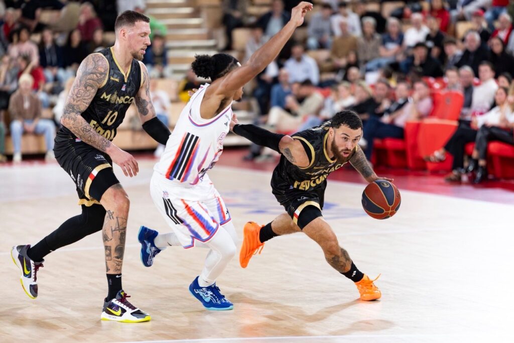 Mike James a été l'auteur de 32 points et un sans faute sur sept tirs éloignés © Manuel Vitali / Direction de la communication