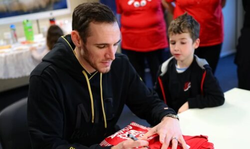 Terry Tarpey a rendu visite aux équipes et aux enfants de l'IM2S pour une séance de dédicace © AS Monaco Basket