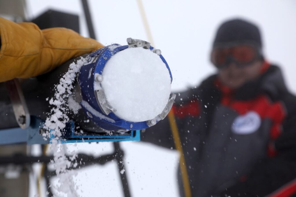 Extraction d'une carotte de glace © Sarah Delben - SDB