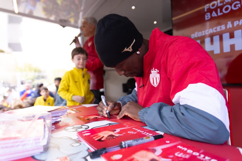 folarin-balogun-kids-tour-as-monaco-dediace-capdail