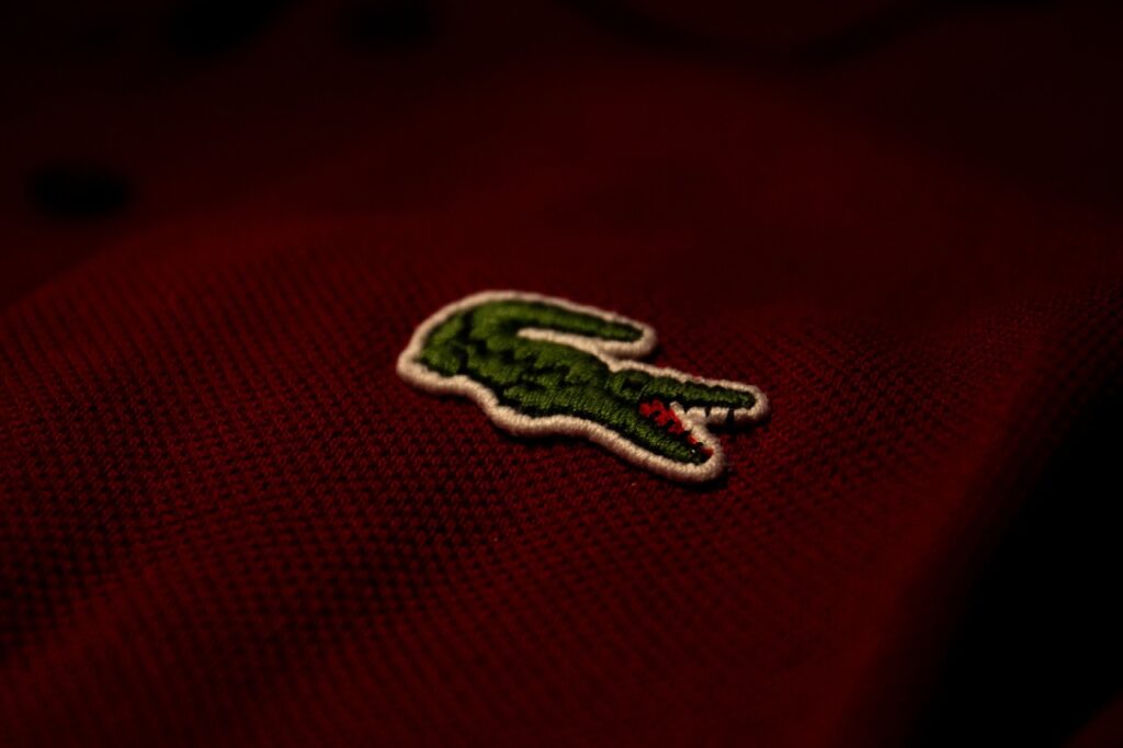 En 1933, le tennisman français René Lacoste créait la chemise qui deviendra célèbre grâce au logo représentant un crocodile © Caste - Unsplash