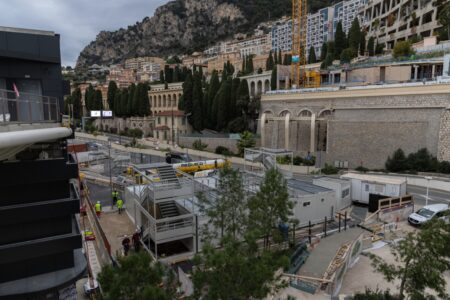 Des bâtiments provisoires ont été installés sous la passerelle Wurtemberg, dans le prolongement du Collège Charles III © Direction de la Communication