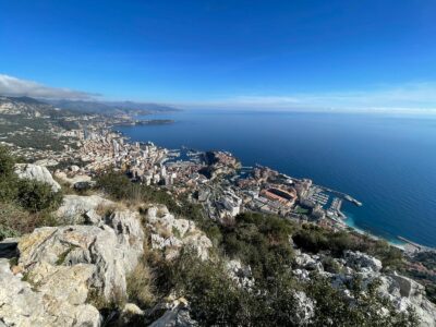 Sur la montagne de la tête de Chien, pas de neige, ni de randonneurs en raquettes mais une vue sublime sur Monaco et la Côte d'Azur © Robin Bournaillié