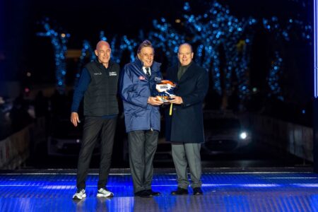 Jona Siebel, directeur général de WRC Promoter (gauche) et Michel Boeri, président de l'Automobile Club de Monaco (milieu) ont remis un casque signé au Prince Albert II © Jaanus Ree