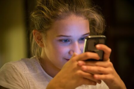The French National Assembly has passed a first reading of a bill banning social media for children under 15 © Johnny Cohen - Unsplash